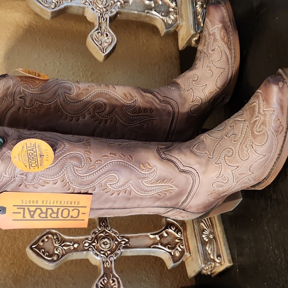 Woman's Boots - Picture 1 of 2